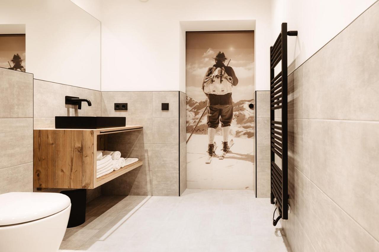 Family Room,1365809453:JPEG